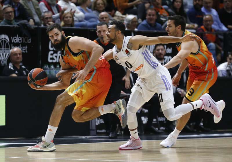El pivot montenegrino de Valencia Basket, Bojan Dubljevic (i), con el balón ante el jugador estadounidense del Real Madrid. /EFE