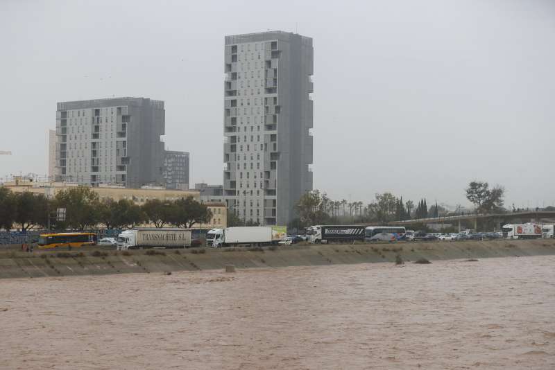 Vista general del nuevo cauce del Turia junto a la V-30 atascada a su paso por el barrio de La Torre de Valencia. EFEManuel Bruque
