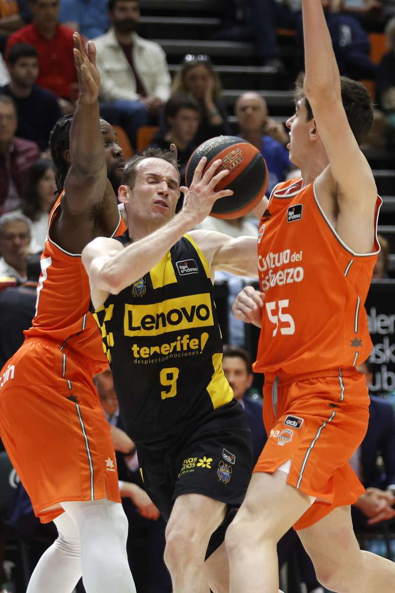 El base brasileo del Lenovo Tenerife Marcelinho Huertas (c) entra a canasta defendido por Semi Ojeleye (i) y Sergio De Larrea (d), durante el partido de Liga Endesa de la pasada temporada en la Fonteta. EFEArchivoMiguel ngel Polo