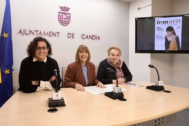 La regidora delegada de Participaci� Ciutadana, Liduvina Gil, acompanyada per l?organitzadora del projecte, Adriana Serlik, i la gerent del Palau Ducal dels Borja, Estela Pellicer.  EPDA