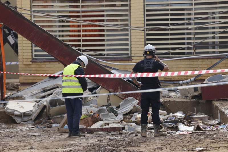 Bomberos en la zona que ha colapsado en el colegio Llus Vives de Massanassa.  EFE