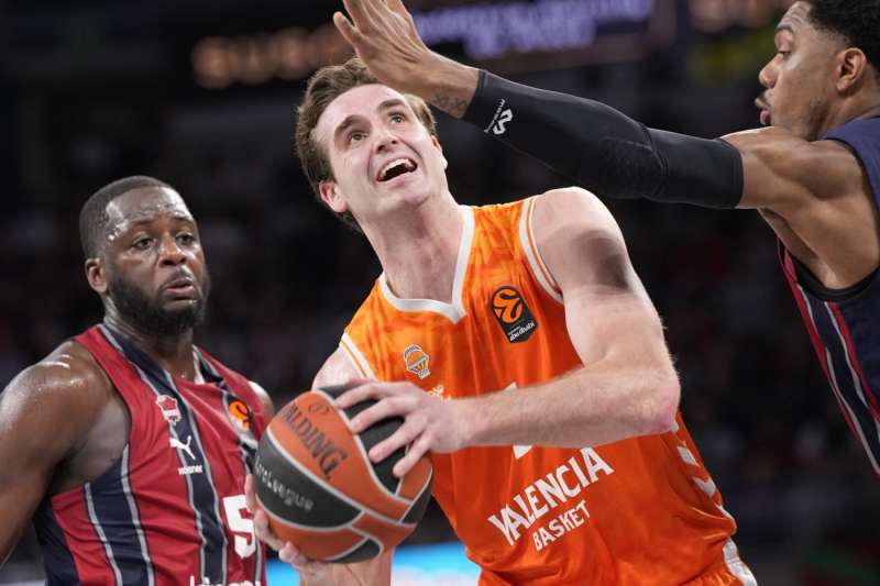 El ala-pivot estadounidense de Valencia Basket, Nathan Donald Reuvers (d), con el bal�n ante el defensor de Baskonia durante el encuentro de Euroliga que disputan este jueves Baskonia y Valencia Basket en el pabell�n Fernando Buesa Arena de Vitoria. EFE  ADRIAN RUIZ HIERRO.
