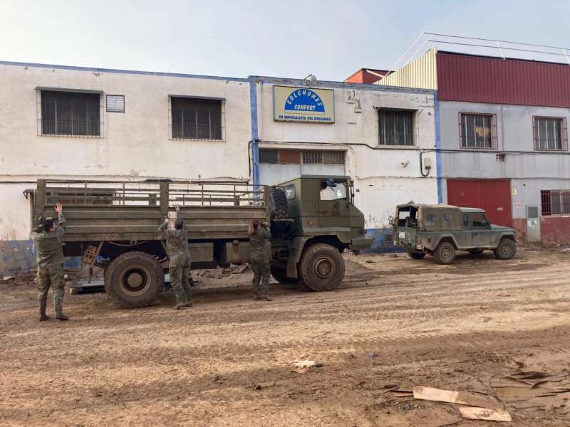 Imagen de los trabajos de la UME en Beniparrell, facilitada por la Asociacin Empresarial de Beniparrell. EFEAEMBE
