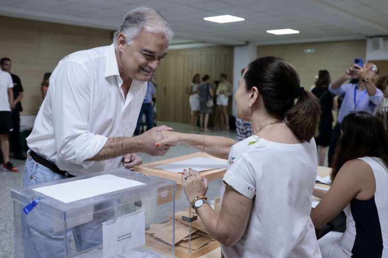 El cabeza de lista del PP al Congreso por Valencia, Esteban González Pons, ejerce su derecho al voto durante las elecciones generales del 23J. EFE/Ana Escobar/Archivo
