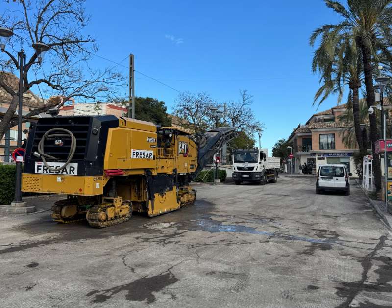 Trabajos de asfaltado en el barrio de La Canyada.EPDA