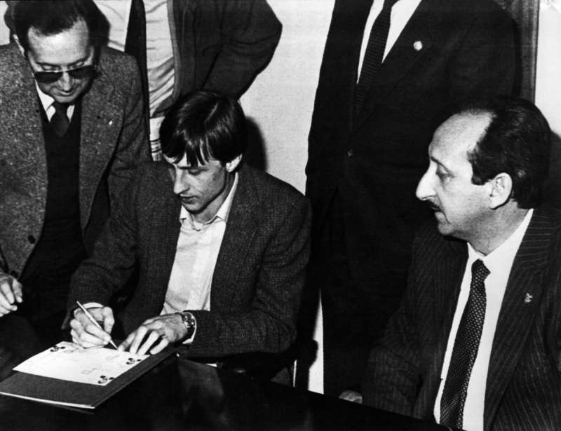 El jugador holand�s Johan Cruyff firma su contrato por una temporada con el Levante UD en presencia del presidente del equipo, Francisco Aznar (d). EFEARCHIVO