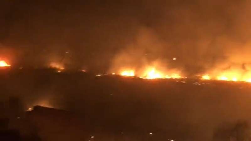 Momento del incendio en Catadau anoche. / Vía Twitter