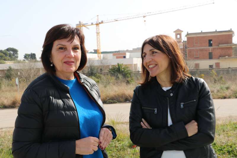 La alcaldesa, Carmen Martínez y la secretaria autonómica de Economía Sostenible, Empar Martínez, visitan algunos de los puntos que reciben la inversión 