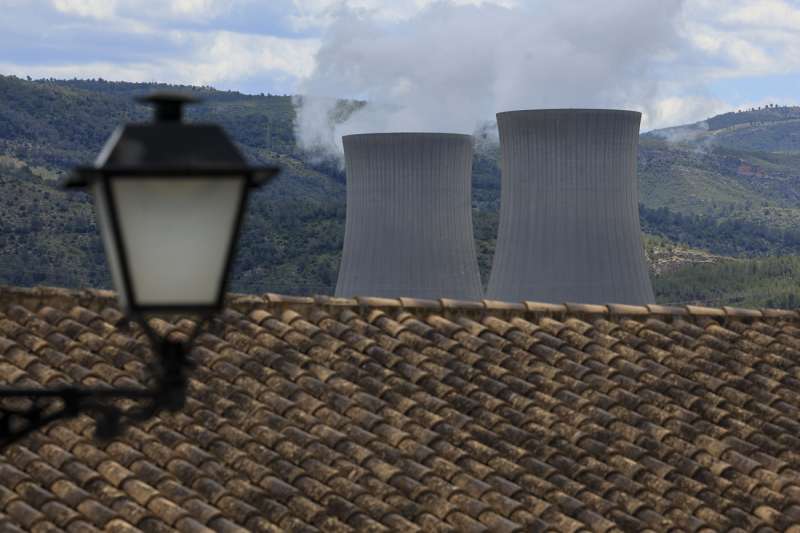 Vista general de las torres de refigeraci�n de la central nuclear de Cofrentes asomando tras una casa del pueblo en una imagen de archivo. EFEKai Forsterling
