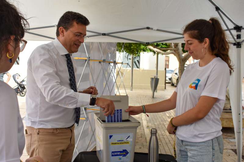 El alcalde, Juan Ramn Adsuara, participa en la encuesta. EPDA