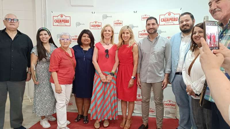 Posado de directiva de Casa Per y autoridades en la inauguracin.EPDA