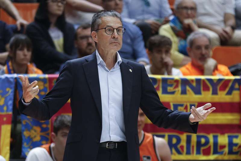 Pedro Martinez, entrenador del Valencia Basket, durante un partido de Liga Endesa disputado en el Pabelln de Fuente de San Luis de Valencia. EFEMiguel ngel PoloArchivo

