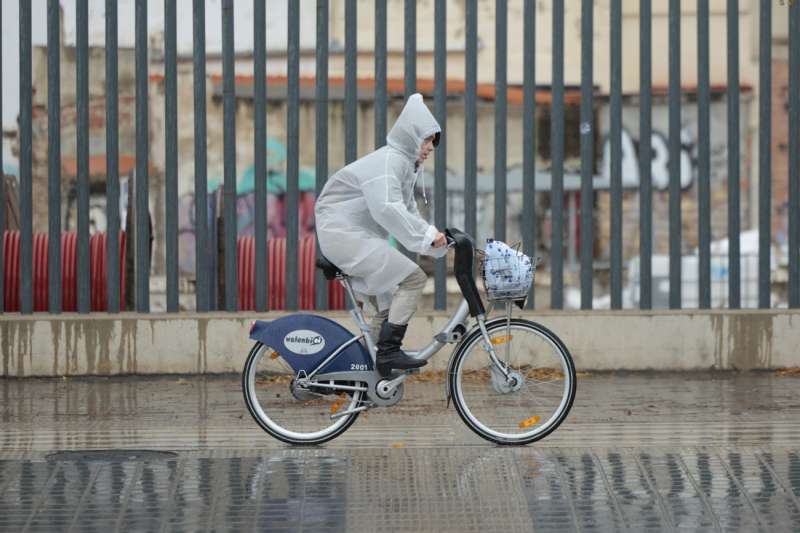 Una joven se desplaza en una bicicleta de servicio pblico de Valencia, este mircoles. EFEBiel Alio