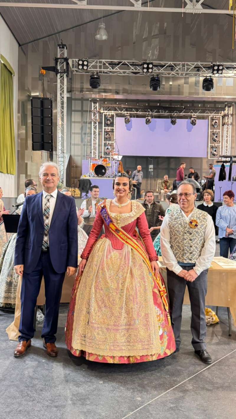 Representantes falleros y autoridades de Utiel.  EPDA