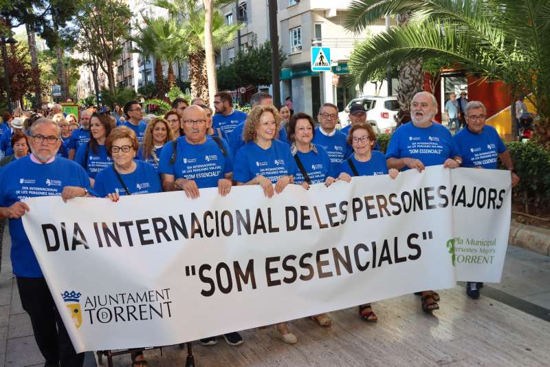 Los mayores recorren la avenida al Vedat en una marcha reivindicativa. EPDA