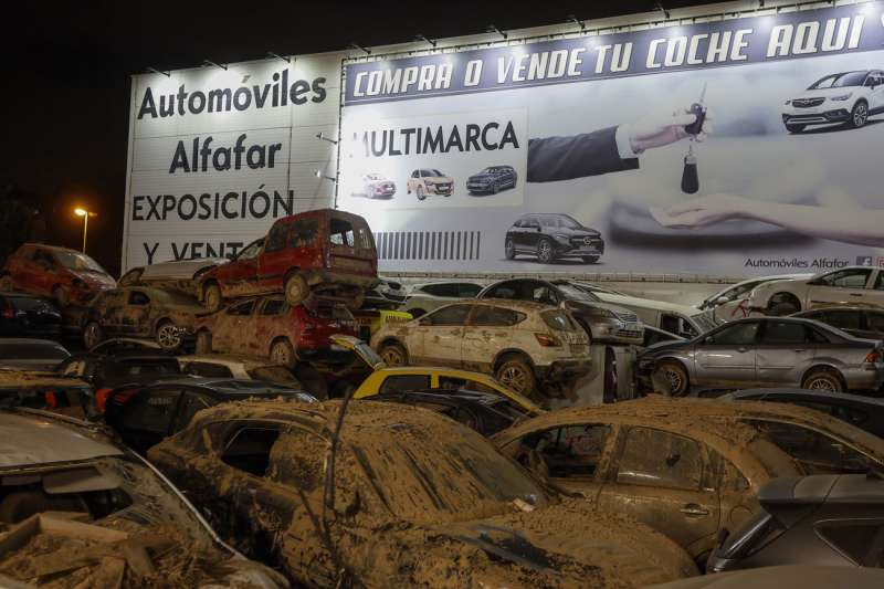 Vehculos amontonados en Alfafar este domingo. Veinticinco das despus de la DANA. EFEJos Manuel Vidal