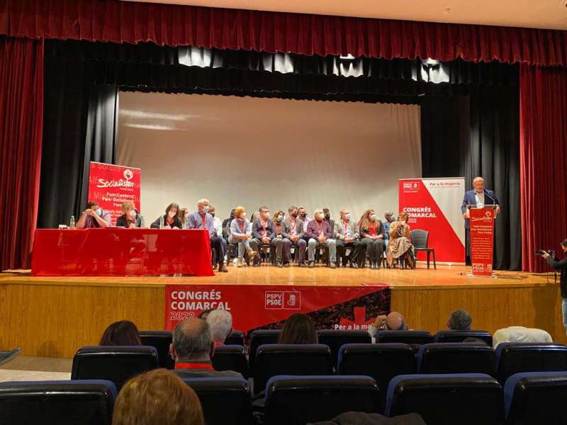 Soler, con la nueva ejecutiva en el escenario del congreso comarcal