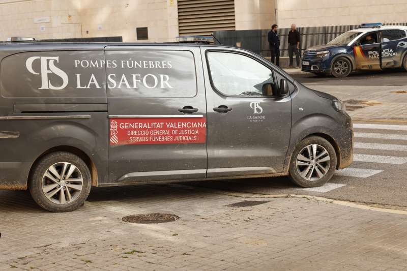 Llegada coche fnebre a la morgue de la Ciudad de la Justicia EFE Chema Moya