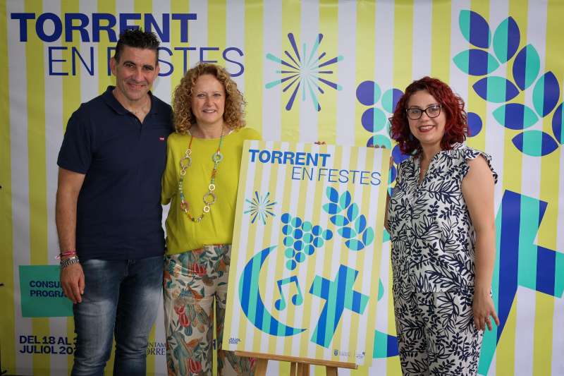 La alcaldesa, Amparo Folgado, con la concejala de Fiestas, Mara Fernndez, y Xavi Santamara, Presidente de la Federacin de Moros y Cristianos. EPDA