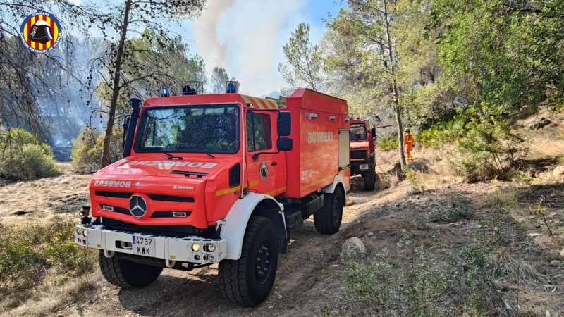 Efectivos del Consorcio Provincial de Bomberos de Valencia en el incendio de Simat de la Valldigna. EPDA