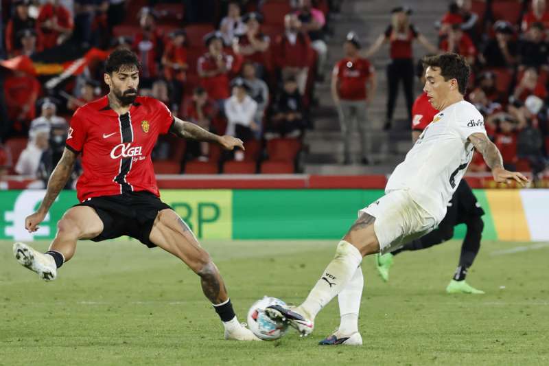 El defensa argentino del Valencia, Renzo Saravia (d), disputa el bal�n ante el centrocampista portugu�s del Mallorca, Sam� Costa. EFE Cati Cladera