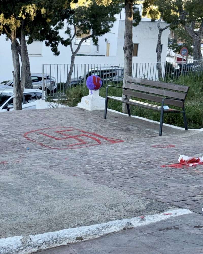 Grafitis de esv�sticas en el entorno del colegio.EPDA