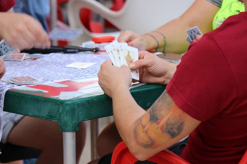 Diverses persones jugant al bolot.  EPDA