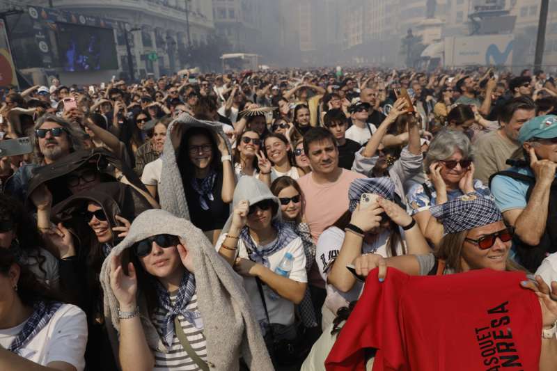 El p�blico asistente, durante la masclet� de este viernes de las Fallas 2026 que tiene lugar en la Plaza del Ayuntamiento de Val�ncia. EFEKai F�rsterling
