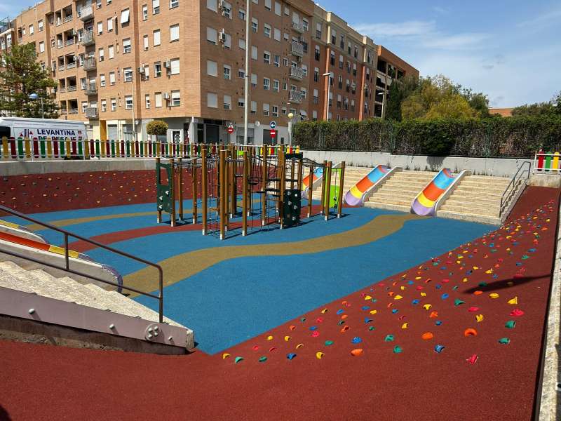 Parc infantil a la pla�a del Mediterrani.EPDA