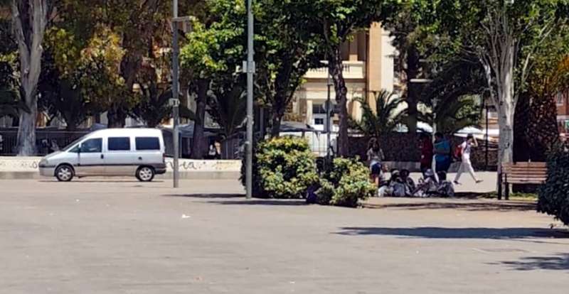 Pas dun vehicle a la Glorieta un dimecres de mercat.  EPDA