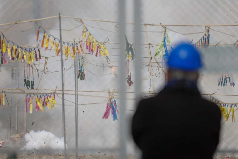 Un pirot�cnico controla el disparo de la novena masclet� de las Fallas 2026 en la Plaza del Ayuntamiento de Valencia, a cargo de Pirotecnia Crespo, de Alzira. EFEAna Escobar
