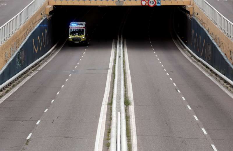 Una ambulancia de Soporte Vital B�sico sale de un t�nel. EFEKai F�rsterling
