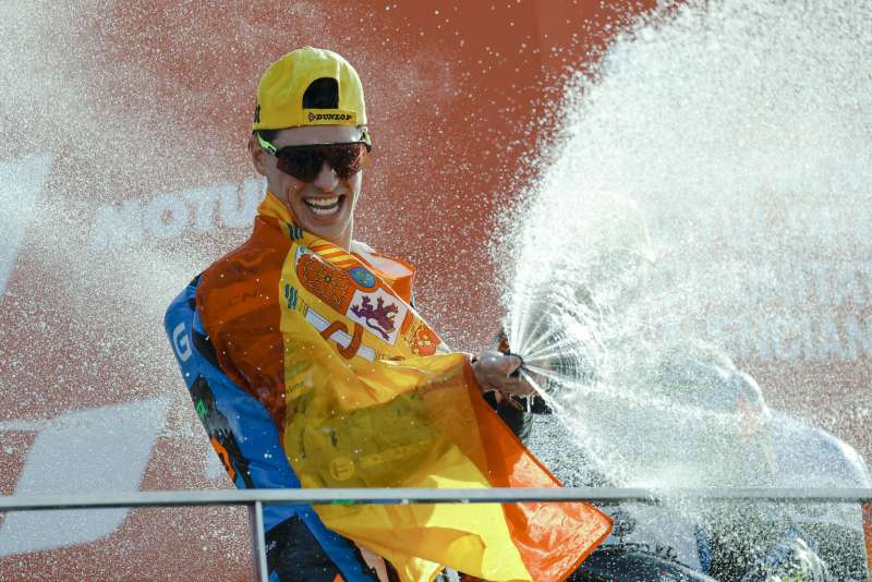 El español Fermín Aldeguer (Boscoscuro) sumó su cuarta victoria consecutiva al vencer el Gran Premio de la Comunidad Valenciana de Moto2, por delante del valenciano Arón Canet (Kalex) y Alonso López (Boscoscuro). EFE/ Biel Aliño