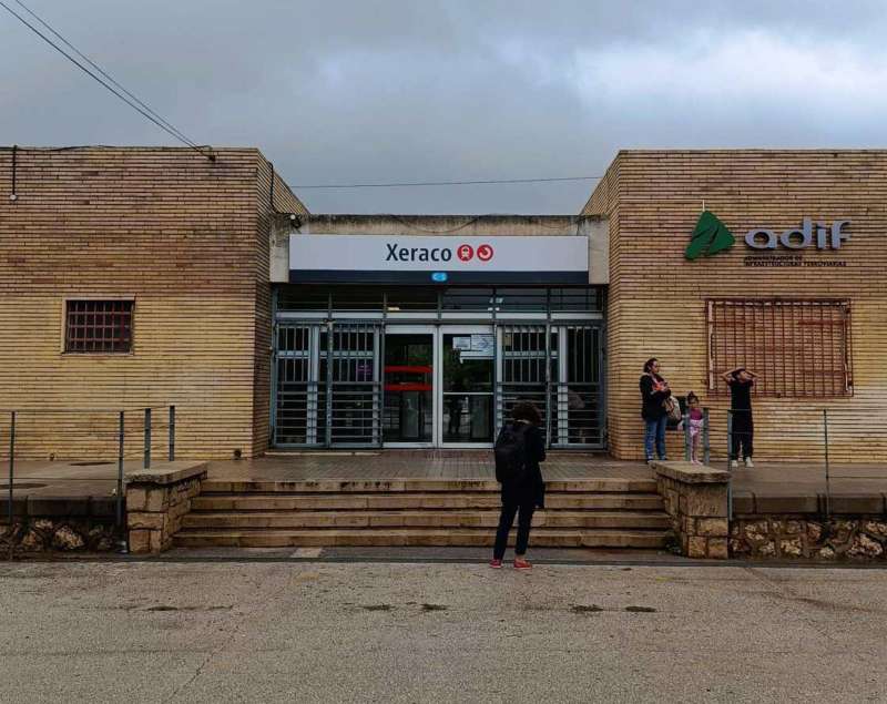 Estacin de Renfe en Xeraco (Valencia), donde haban cortado la circulacin temporalmente por las lluvias. EFEE.Batalla
