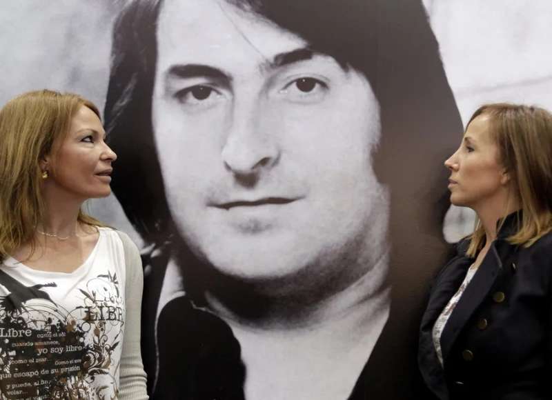 Amparo (i) y Eva, las dos hijas del cantante Nino Bravo, posan con una gran foto de su padre en el homenaje que se le rindi� a los 40 a�os de la muerte del cantante valenciano. EFE Juan Carlos C�rdenasArchivo

