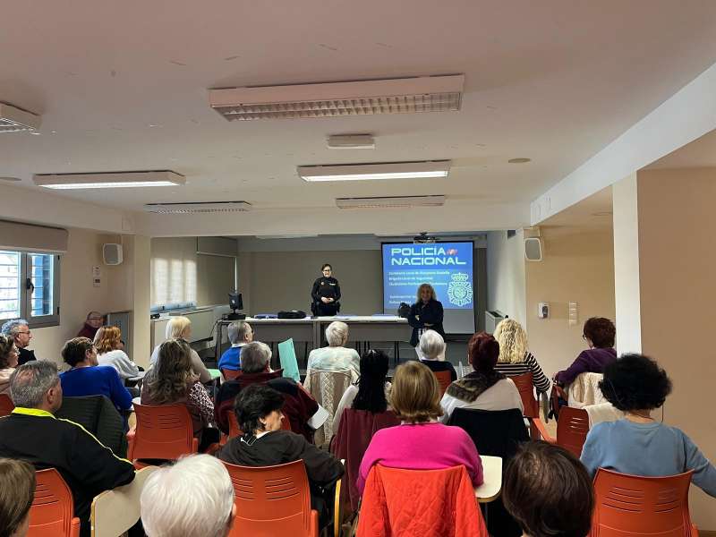 Charla ofrecida por la Polic�a Nacional de Burjassot al alumnado del programa de Alfabetizaci�n Inform�tica del Centro Socioeducativo D�az-Pintado de Burjassot.EPDA