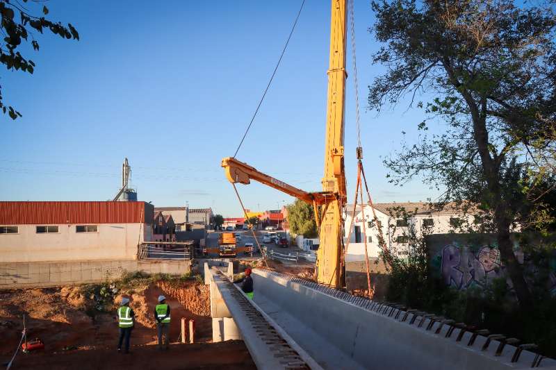 La installaci de les bigues principals al pont. EPDA