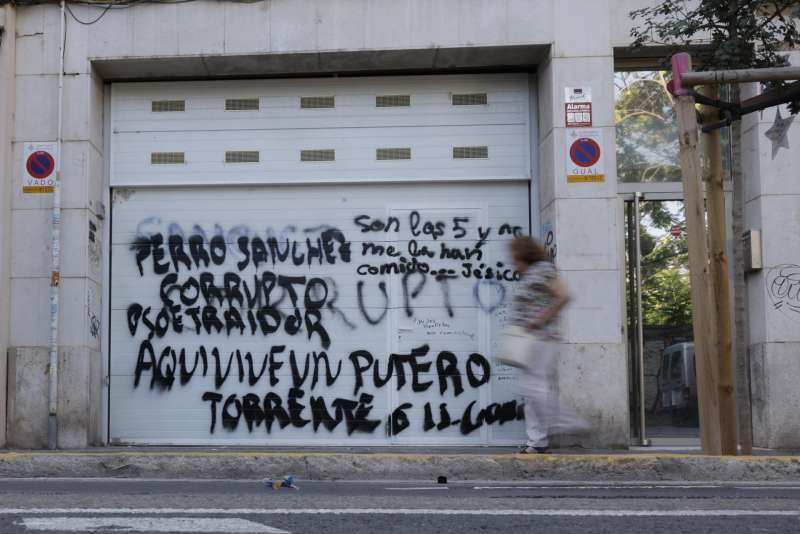 Las nuevas pintadas en el domicilio en Valencia del exministro y exsecretario de Organizacin del PSOE, Jos Luis balos. EFE Kai Frsterling