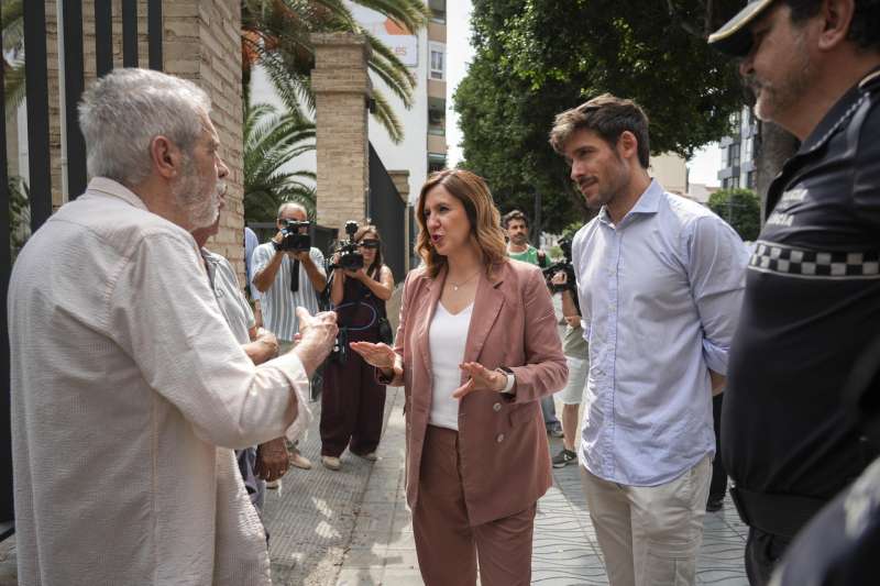 La alcaldesa de Valencia, Mara Jos Catal, informa de la situacin del incendio que ha afectado a varios edificios de la avenida del Puerto. En la imagen Catal conversa con dos vecinos. EFEBiel Alio
