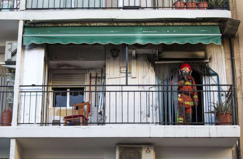 Imagen de archivo de un bombero en una vivienda incendiada en un municipio de la provincia de Valencia. EFE/Manuel Bruque
