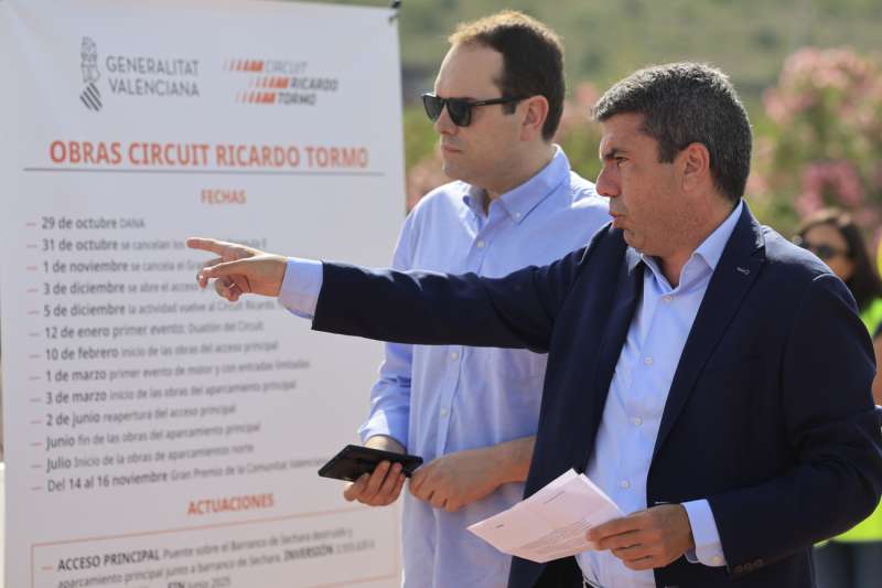 El president de la Generalitat, Carlos Mazn, visita las obras realizadas para reconstruir el acceso al Circuit Ricardo Tormo, este lunes en Cheste (valencia).-EFE Kai Forsterling
