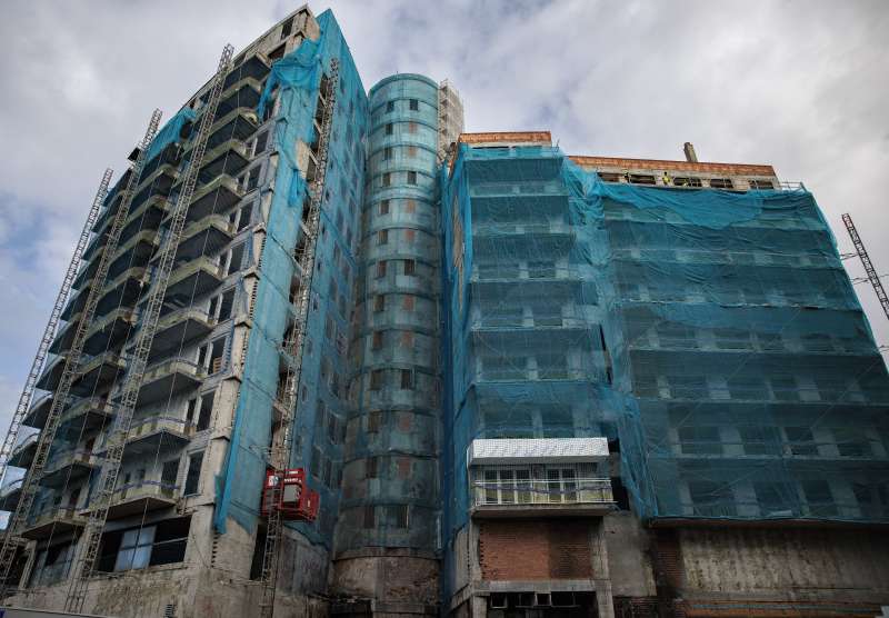 El edificio del barrio de Campanar de Val�ncia devastado por un incendio el 22 de febrero de 2024, que dej� diez muertos y a centenares de familias sin nada, va tomando forma en su rehabilitaci�n integral, en una imagen de enero. EFEBiel Ali�o