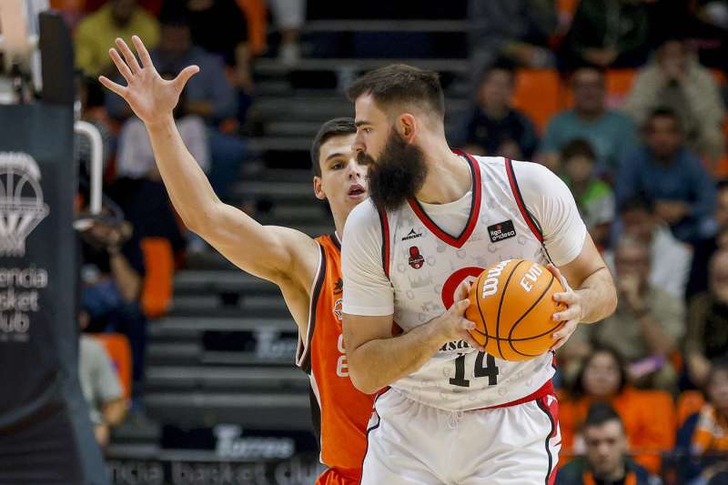 El pvot de Casademont Zaragoza Bojan Dubljevic (d) controla el baln ante Jaime Pradilla, del Valencia Basket, durante el partido de baloncesto correspondiente a la Jornada 7 de la Liga Endesa disputado hoy viernes en el pabelln de la fuente de San Luis de Valencia. EFEMiguel ngel Polo