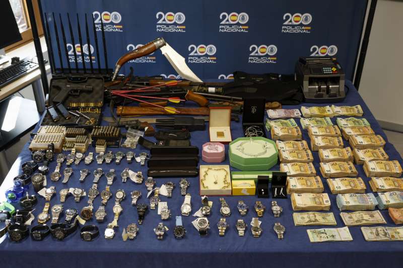 Vista general de la exposicin del material incautado en la macrooperacin contra el narcotrfico en Valencia. EFEBiel Alio