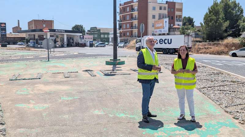La diputada de Carreteras junto alcalde de Utiel han presentado el proyecto y han visitado la zona en la que se acometern las obras  Foto: Ayuntamiento de Utiel