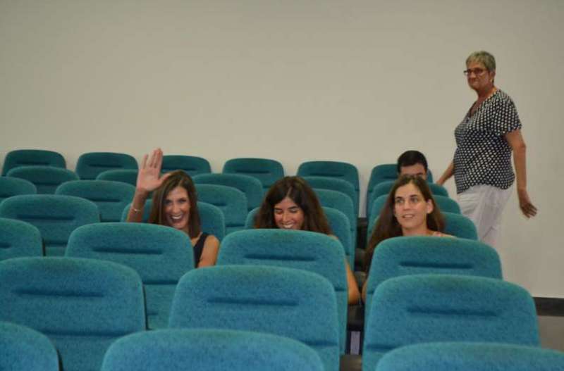 La mujer y dos hijas de Sancho en una rueda de prensa del padre en el saln de plenos de Canet en el ao 2013. FOTO P. V.