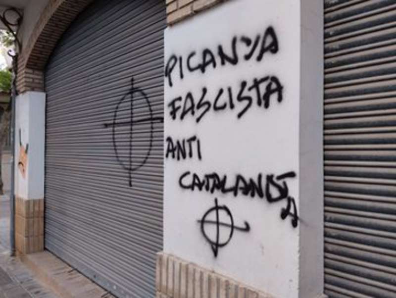 La sede de Comproms en la localidad valenciana de Picanya ha amanecido este viernes con pintadas en la fachada en las que se puede leer Picanya fascista anticatalanista o traidores a la patria, as como una diana. EFEComproms Picanya
