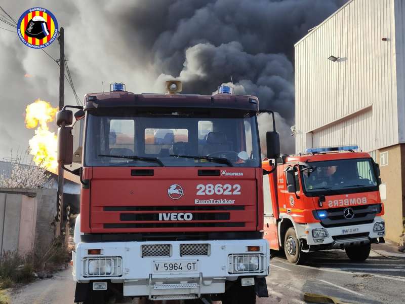 El incendio se ha producido en una empresa de aerosoles. /EPDA
