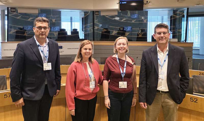 El alcalde de Alfafar, Juan Ramn Adsuara (izq.), en Bruselas. EPDA