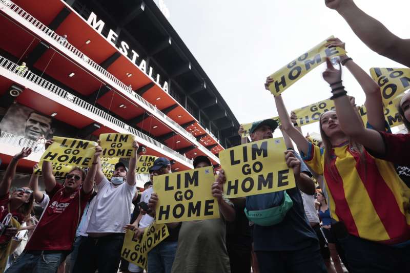 Aficionados del Valencia se manifiestan en contra del propietario del club, el singapurense Peter Lim, en las inmediaciones del estadio de Mestalla en Valencia. EFE Archivo

